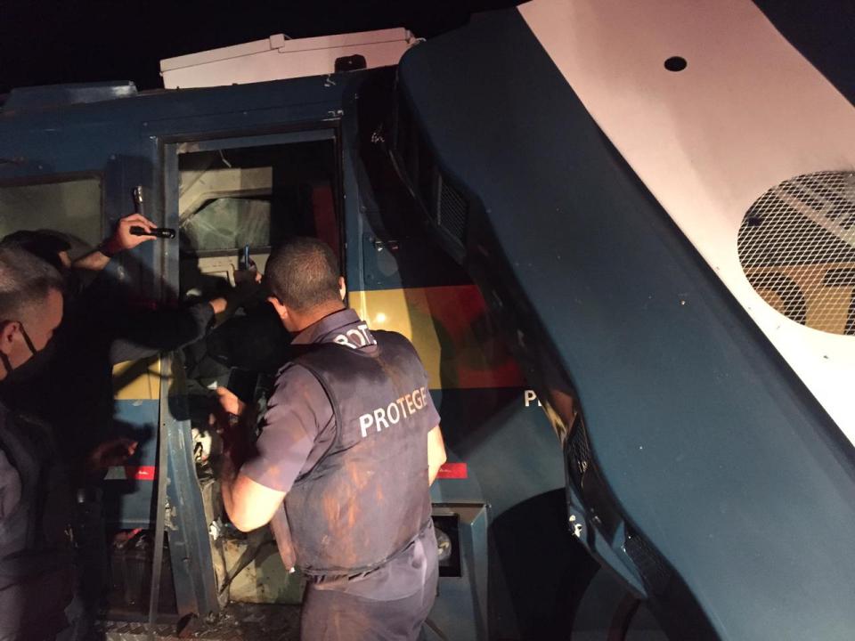 Foto 4 de 4 — Imagens mostram como ficou carro-forte depois do ataque dos criminosos
